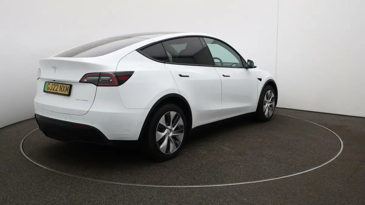 2022-tesla-model-y-e-long-range-big-7