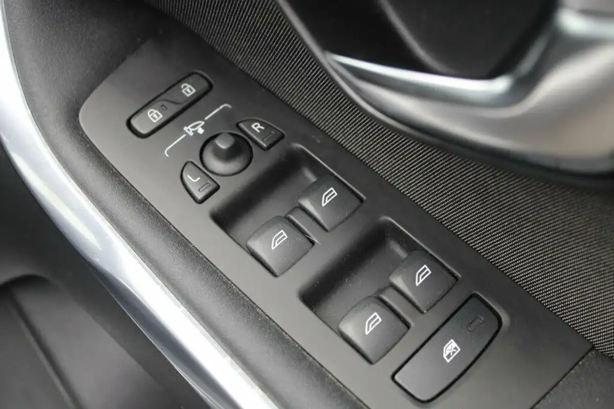 2013-volvo-v40-20td-d3-cross-country-se-big-29
