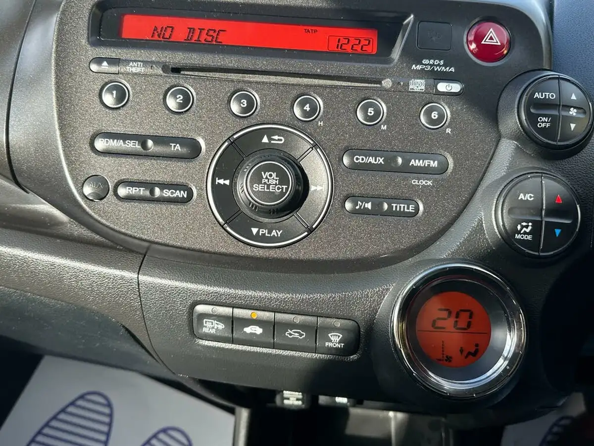 2013-honda-jazz-14-es-plus-big-31