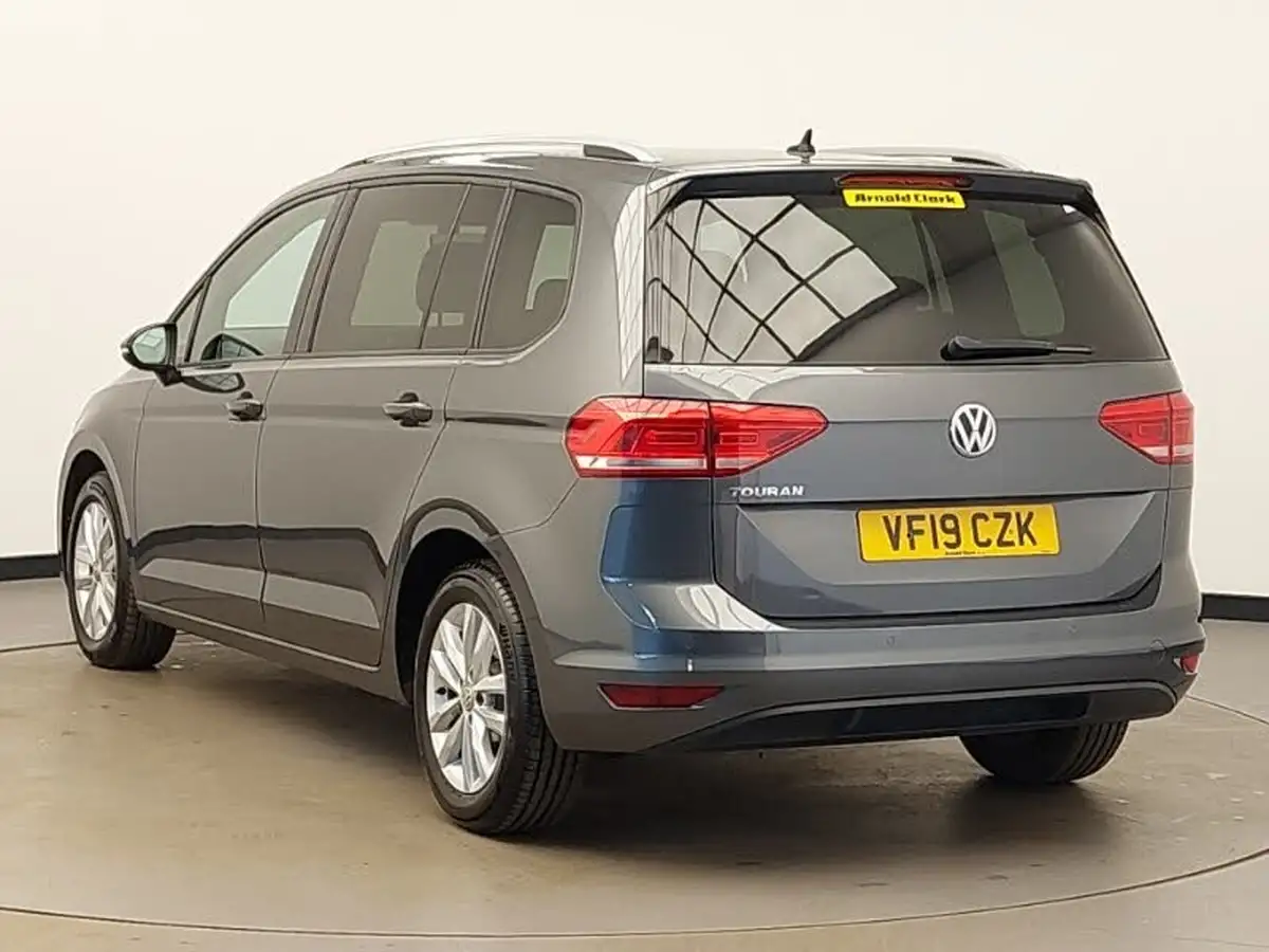 2019-volkswagen-touran-16tdi-se-big-1