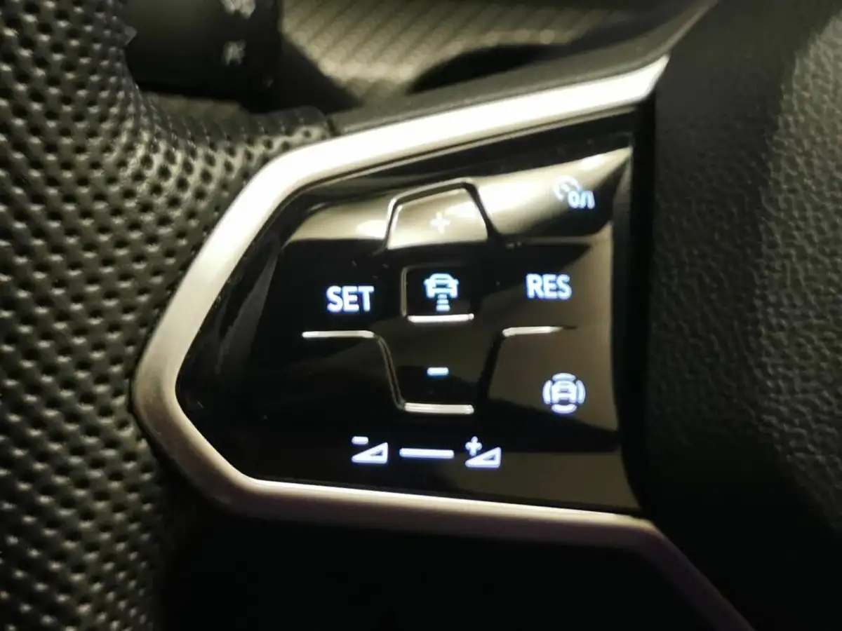 2022-volkswagen-golf-15-tsi-r-line-130ps-hatchback-big-23