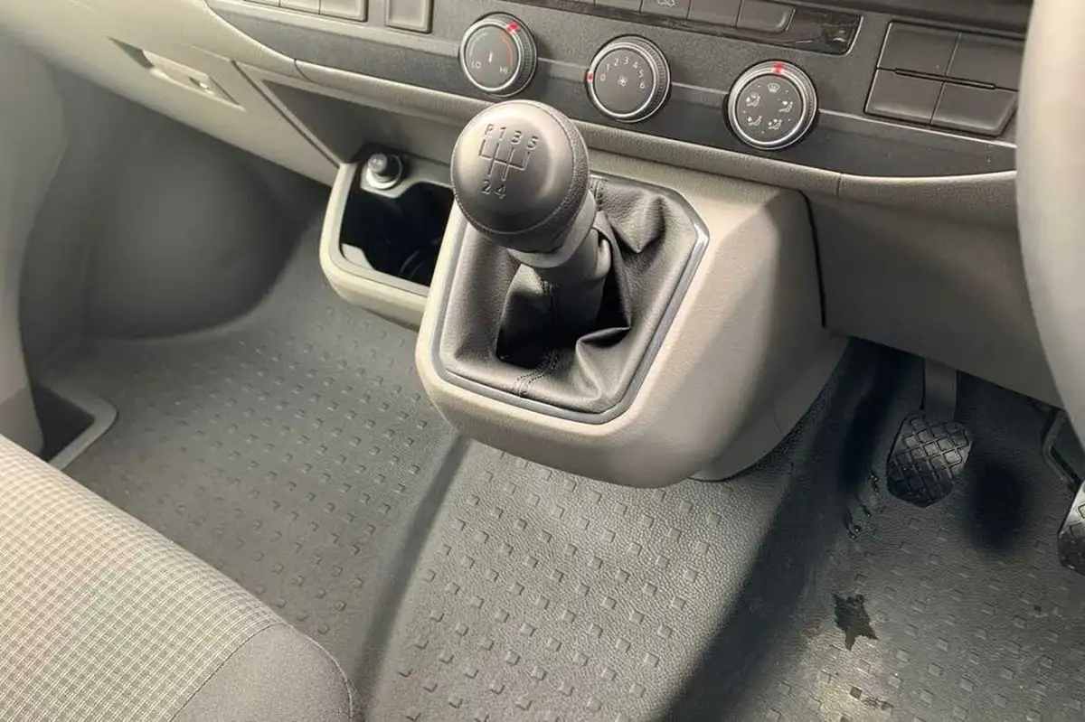 2022-volkswagen-transporter-20tdi-t28-startline-bmt-swb-110pseu6dt-e-big-16
