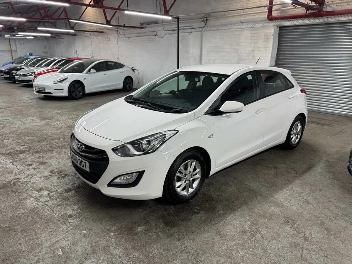 2015-hyundai-i30-14-active-5d-big-58