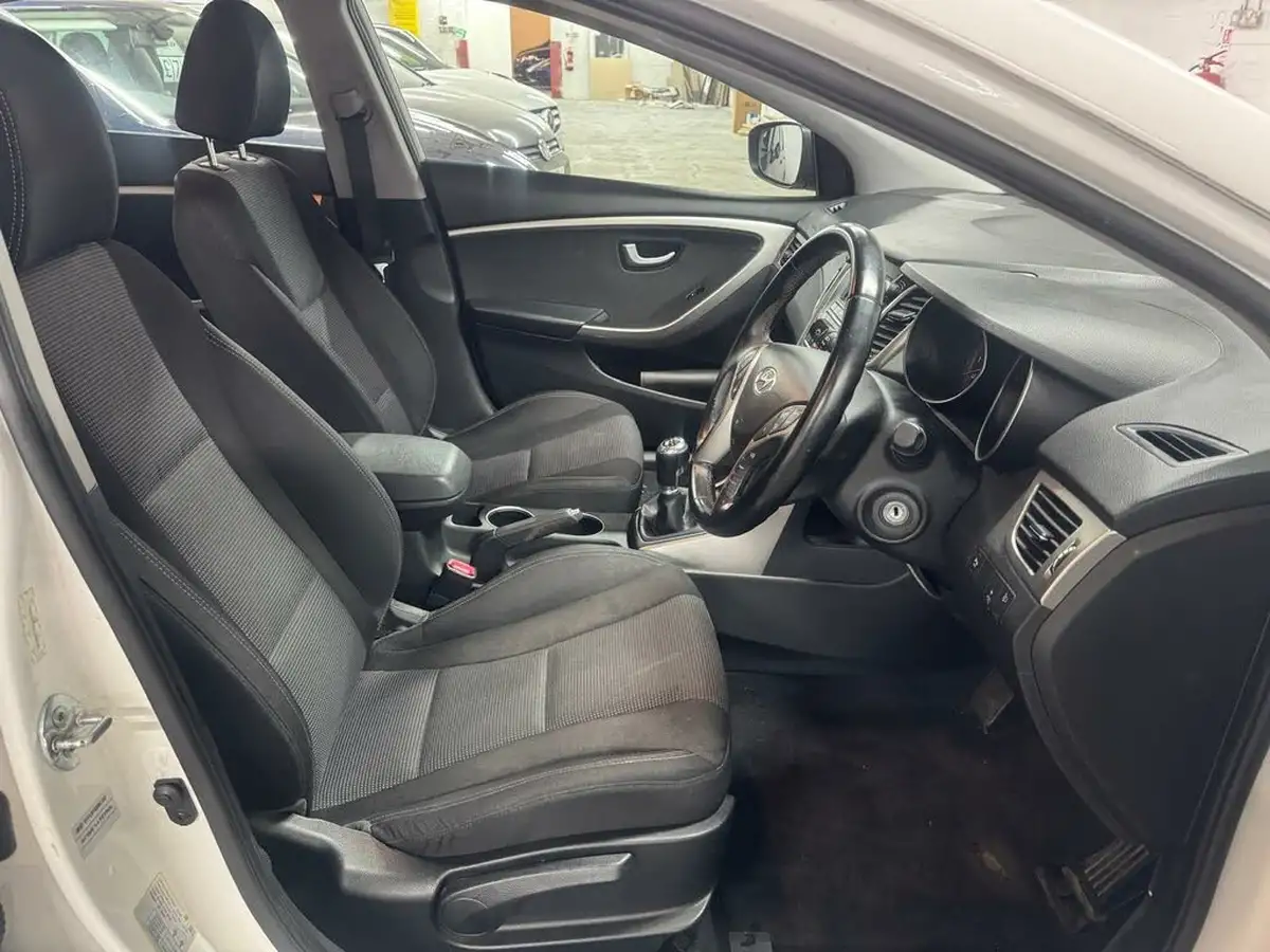 2015-hyundai-i30-14-active-5d-big-10