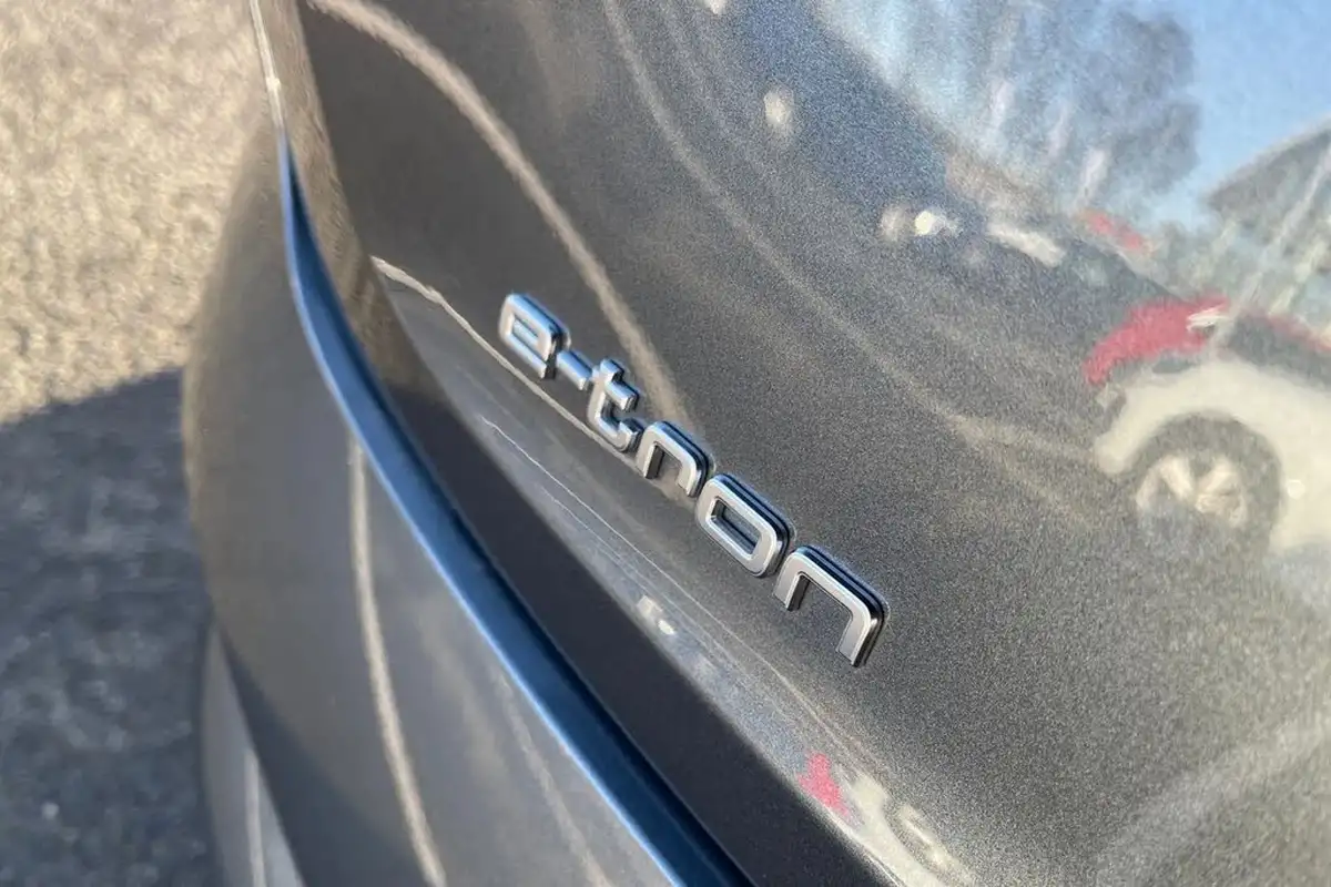 2022-audi-e-tron-50e-s-line-sportback-big-32