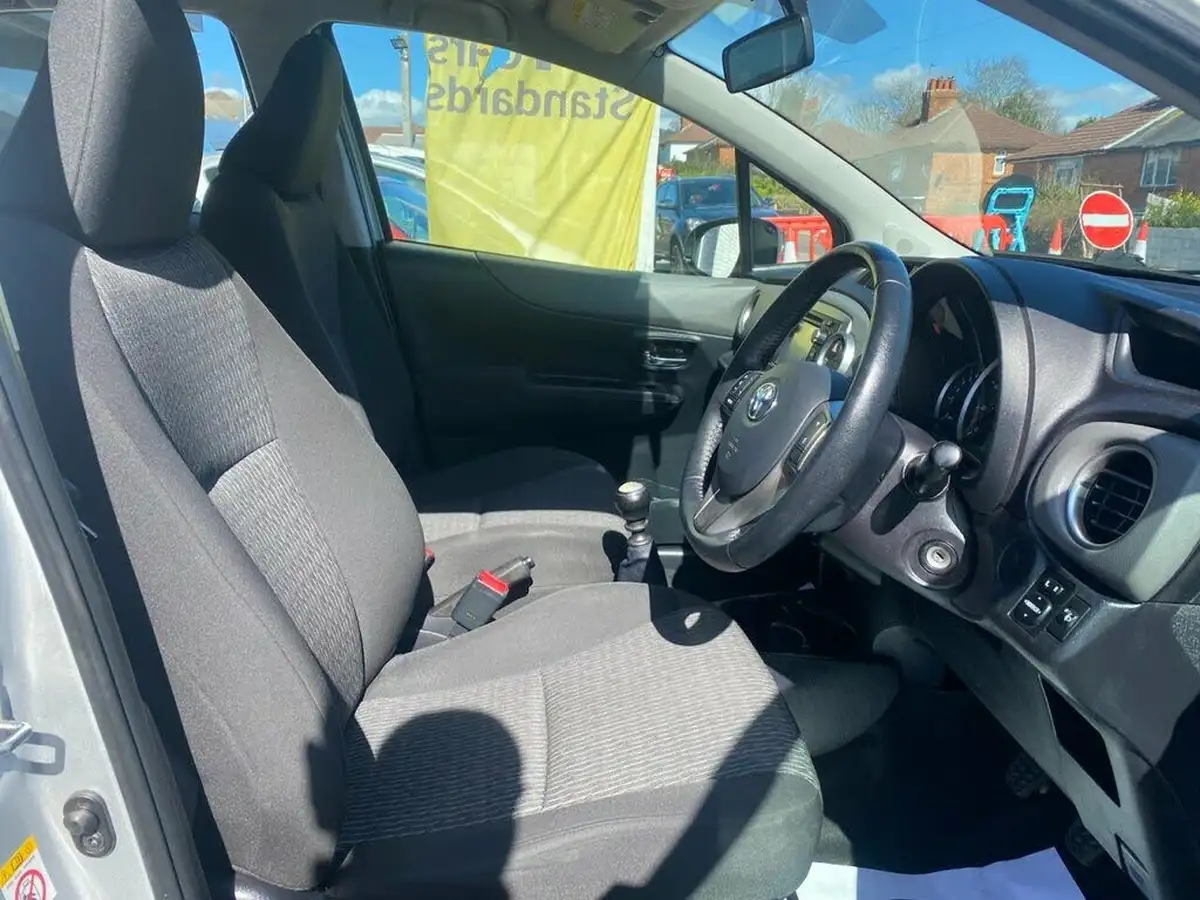 2013-toyota-yaris-133-tr-vvt-i-5d-big-11