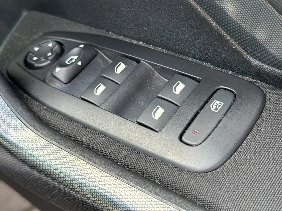 2019-peugeot-2008-suv-12-puretech-allure-130bhp-big-16