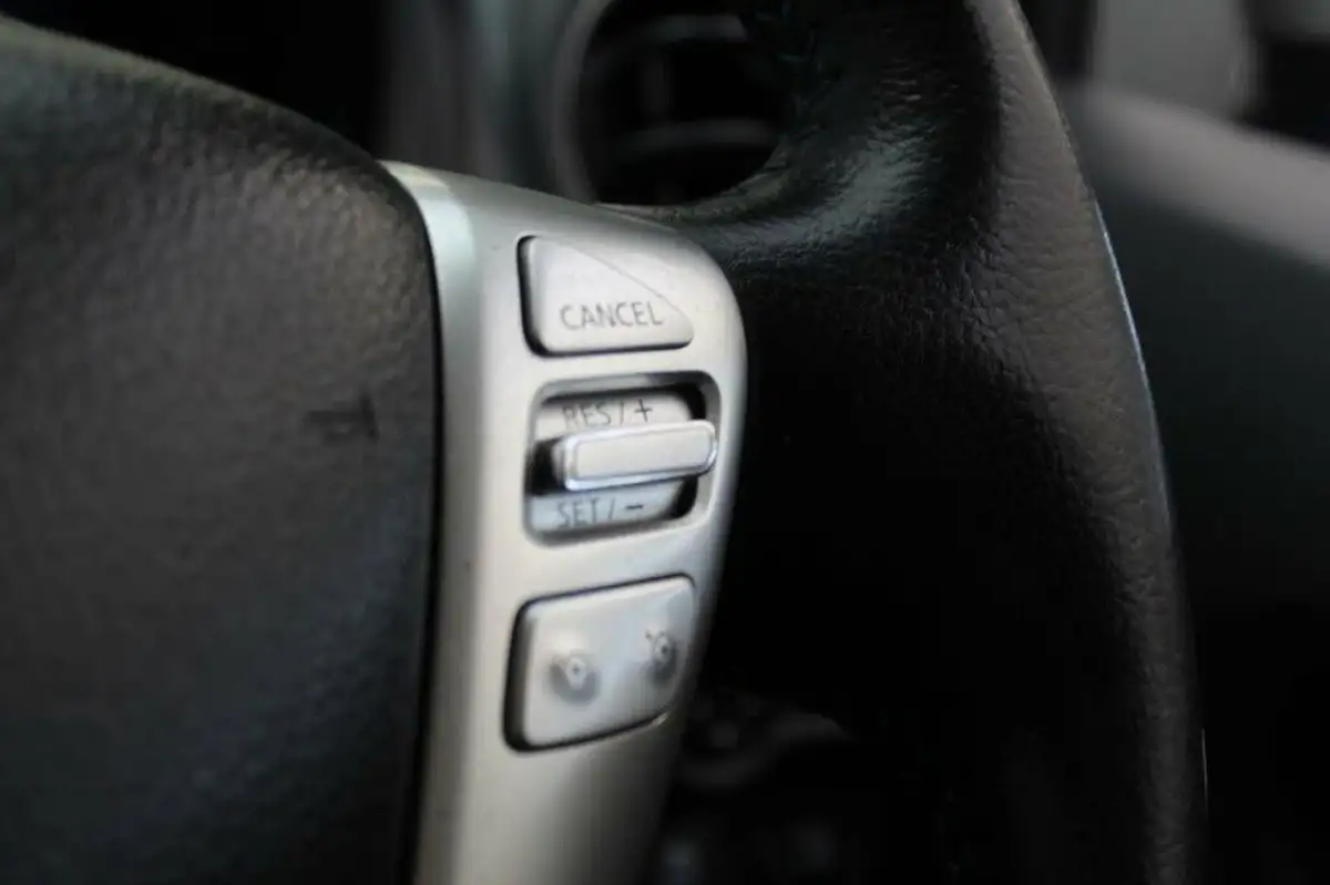 2015-nissan-note-12-n-tec-big-30