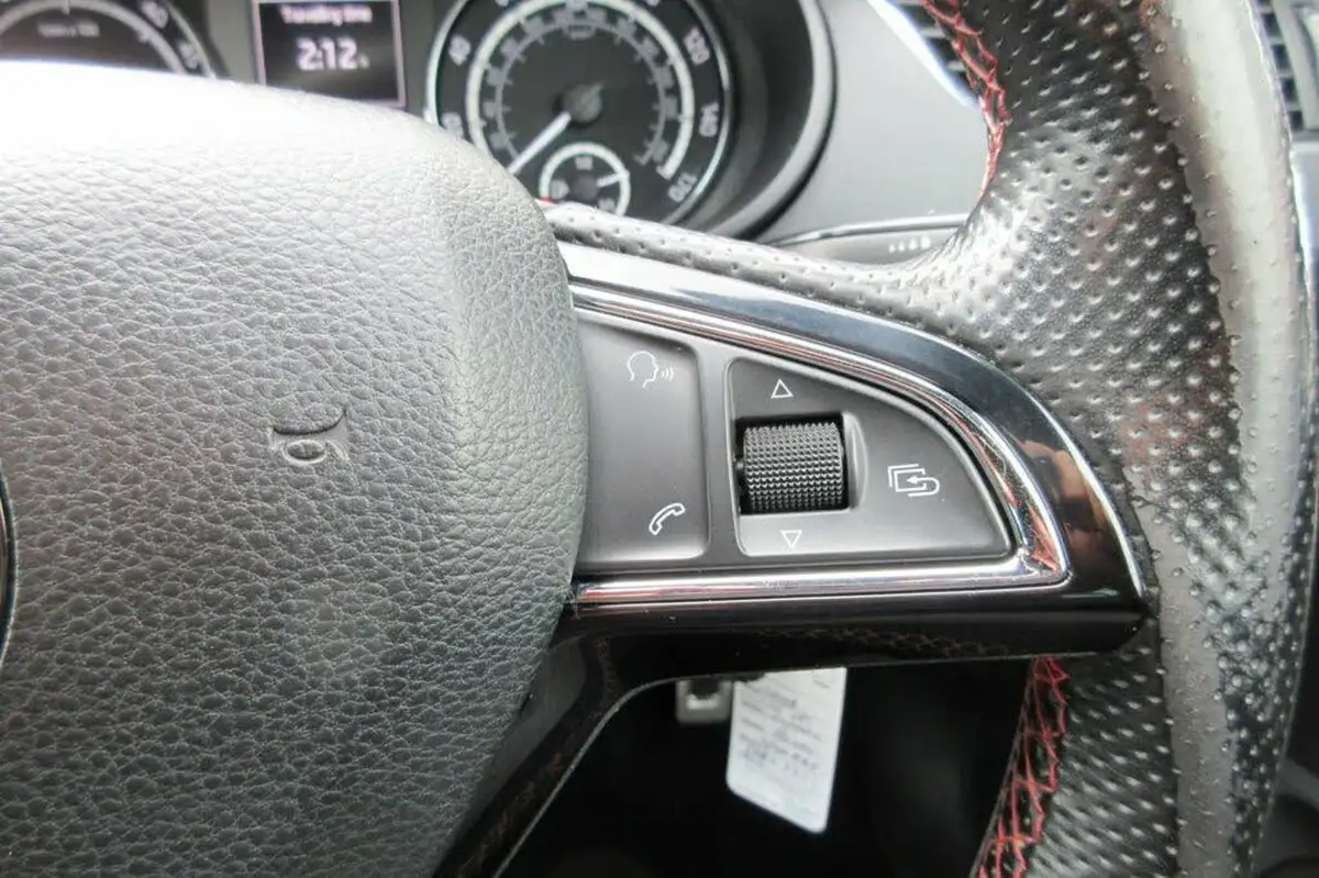 2014-skoda-octavia-20tdi-vrs-estate-big-23