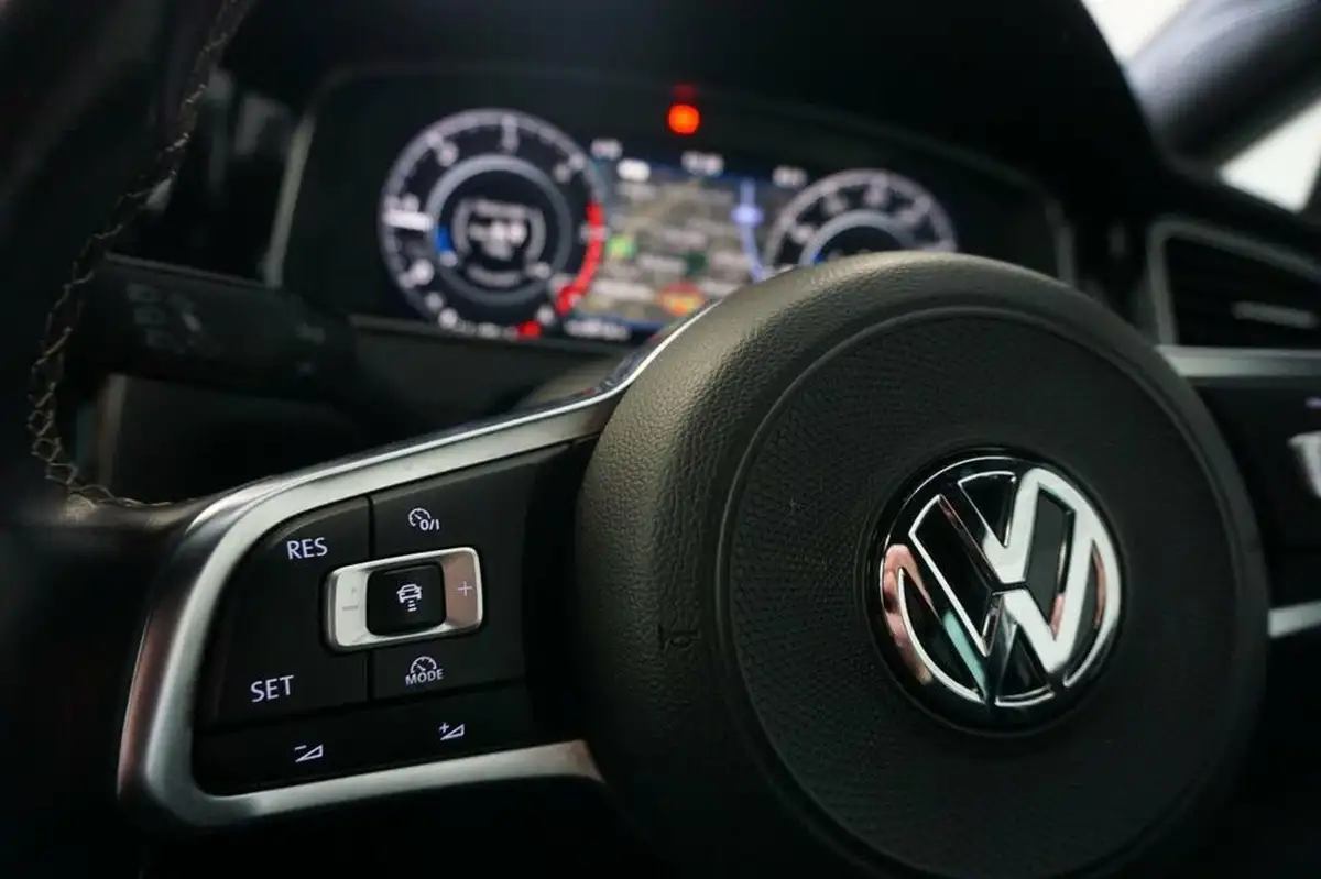 2018-volkswagen-golf-20tdi-gtd-hatchback-5d-big-32