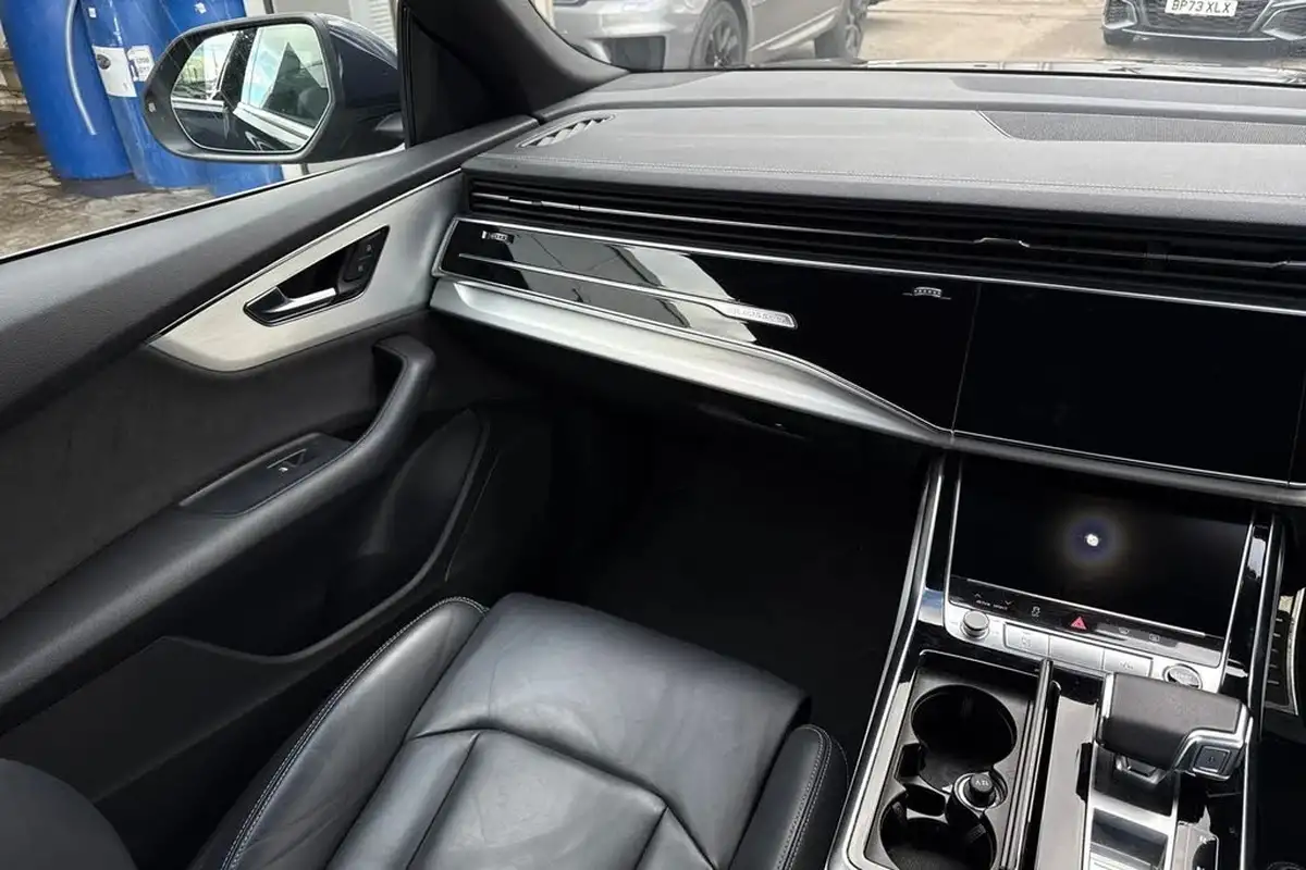 2022-audi-q8-30-55-tfsi-s-line-big-14