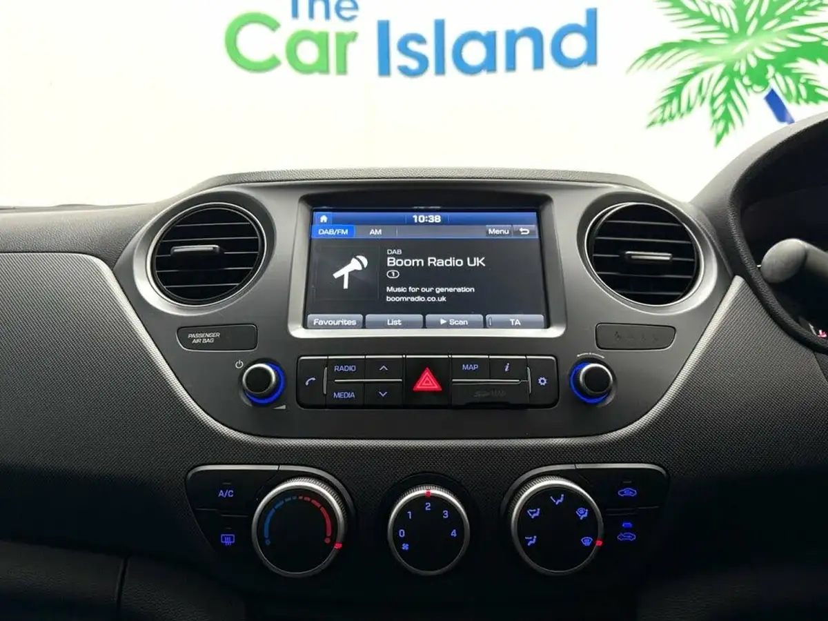 2019-hyundai-i10-10-play-big-22