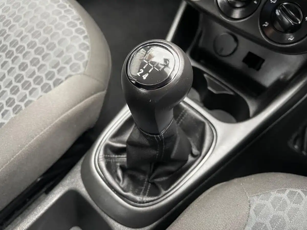 2015-vauxhall-corsa-12-life-5d-big-20