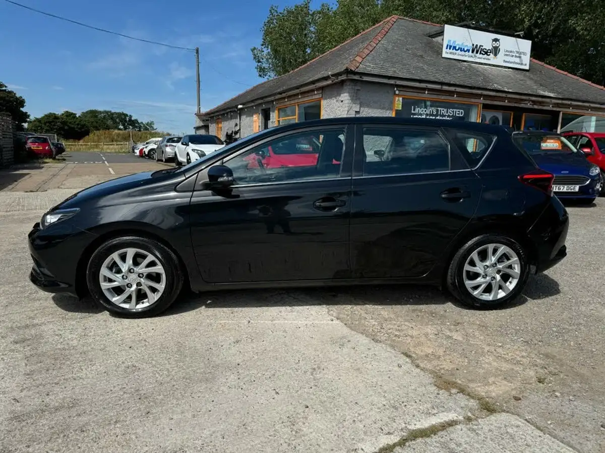 2016-toyota-auris-16d-business-edition-tss-hatchback-big-8