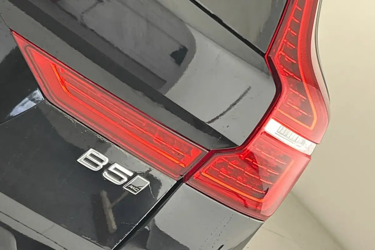 2024-volvo-xc60-20-b5-ultra-dark-big-19
