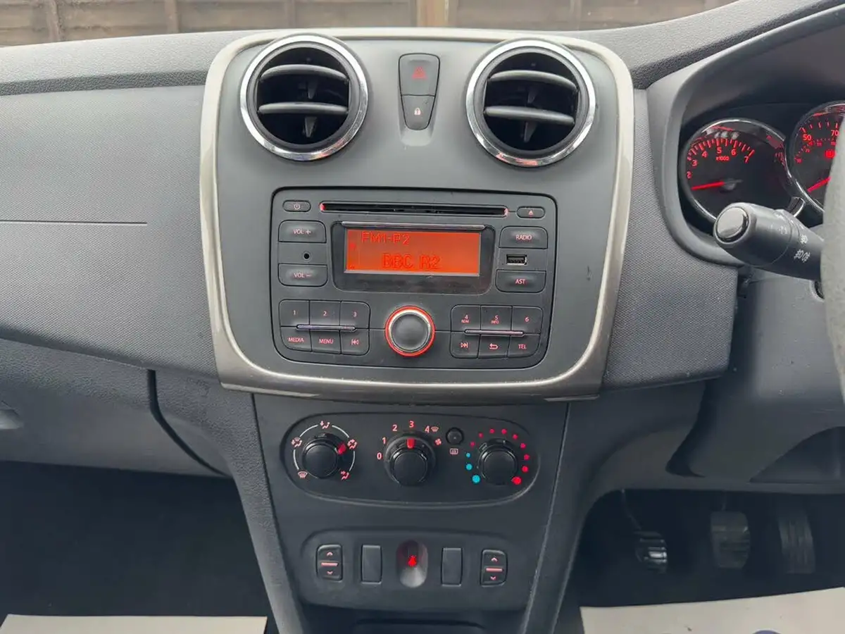 2014-dacia-sandero-stepway-15d-ambiance-big-12