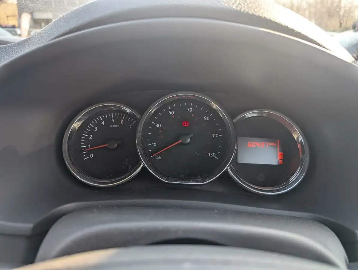 2015-dacia-sandero-12-ambiance-big-9