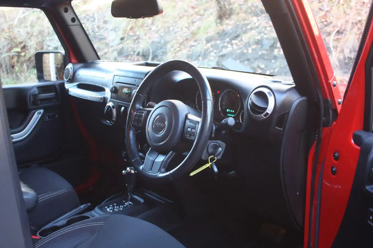 2015-jeep-wrangler-28crd-sahara-3d-big-10