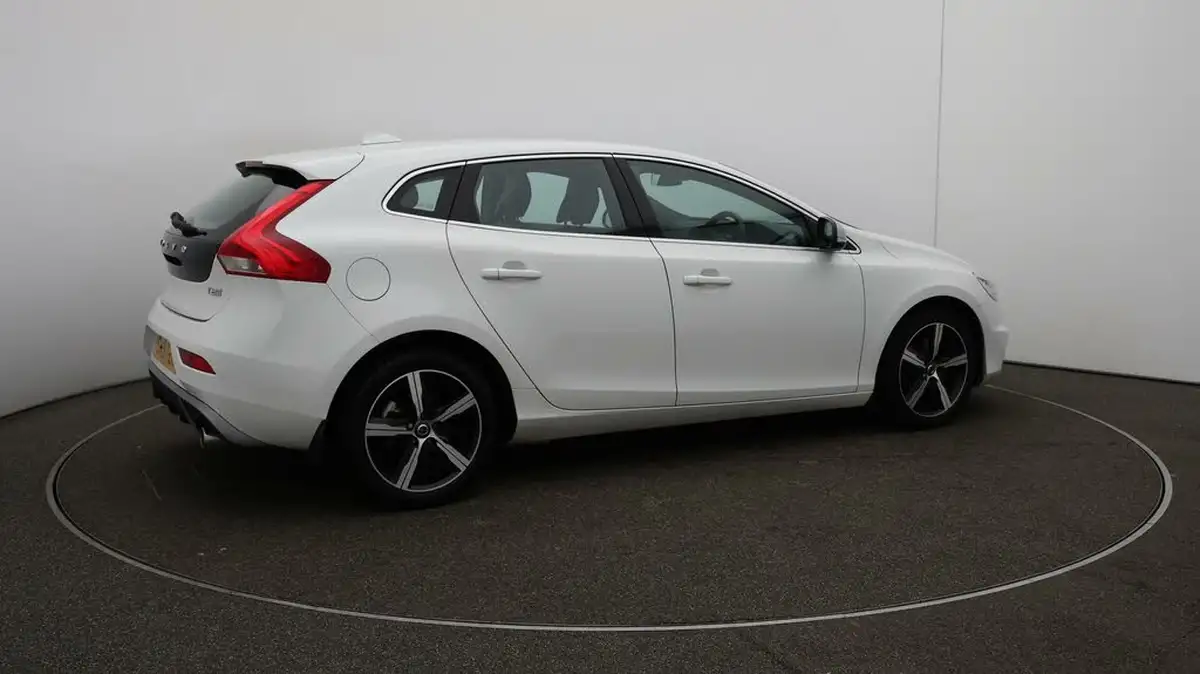 2019-volvo-v40-20-t2-r-design-big-50