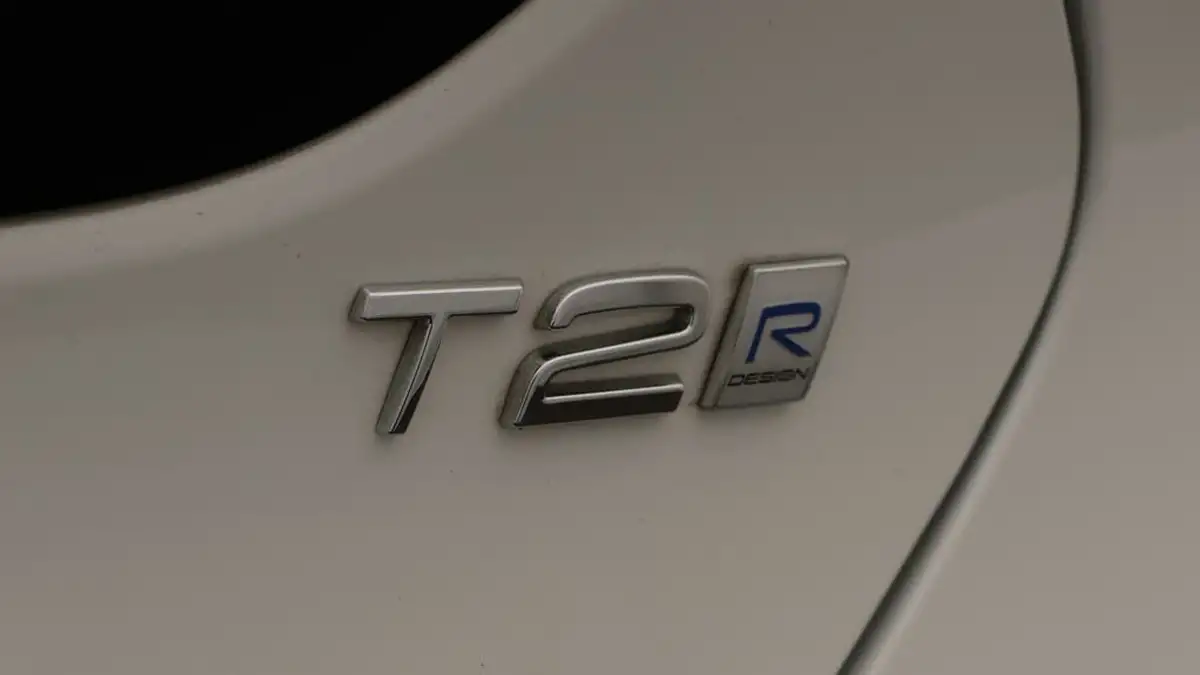 2019-volvo-v40-20-t2-r-design-big-22