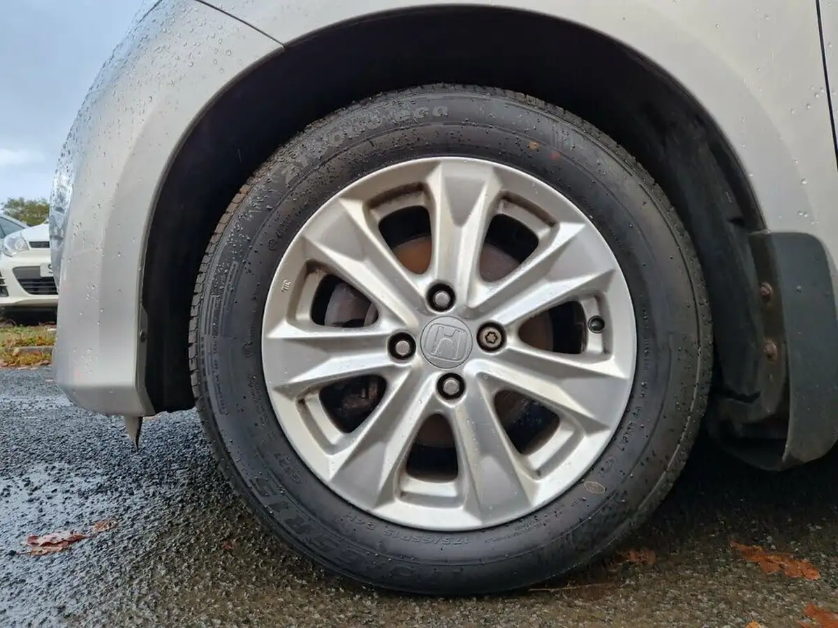 2011-honda-jazz-14-es-cvt-big-22