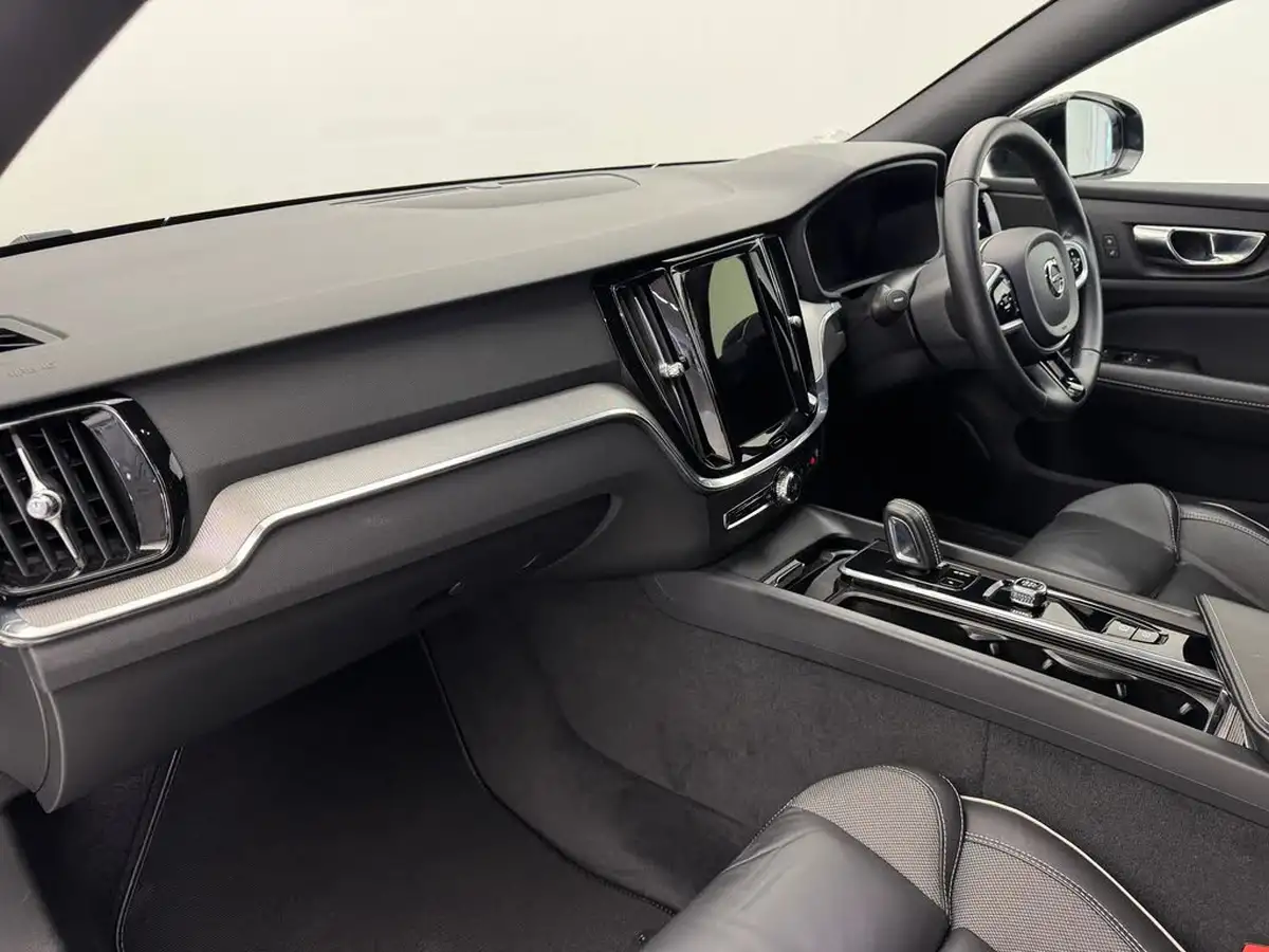 2021-volvo-v60-20-b4-r-design-big-13