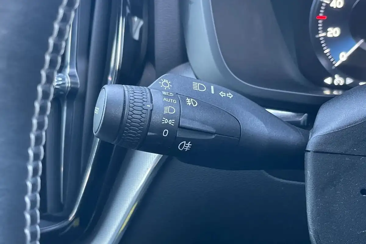 2019-volvo-xc60-20td-b5-r-design-big-30
