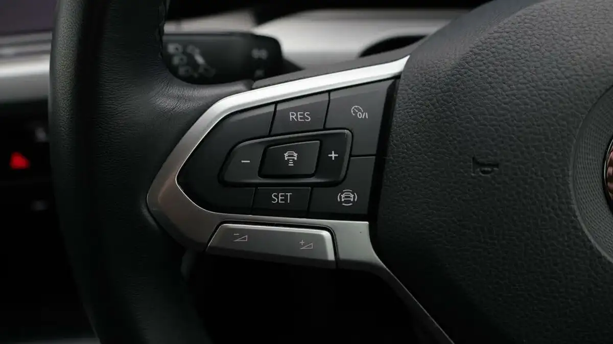 2022-volkswagen-golf-15-tsi-life-130ps-hatchback-big-23