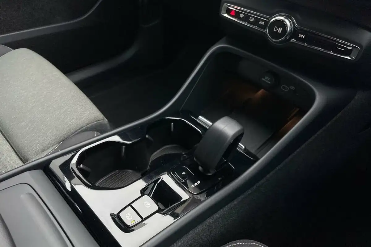 2023-volvo-xc40-20-b3-plus-big-43