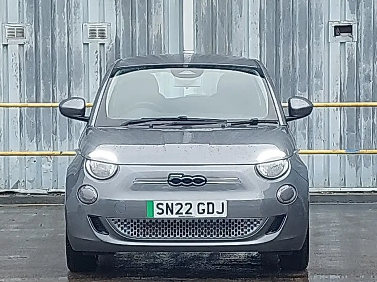 2022-fiat-500-e-action-big-18
