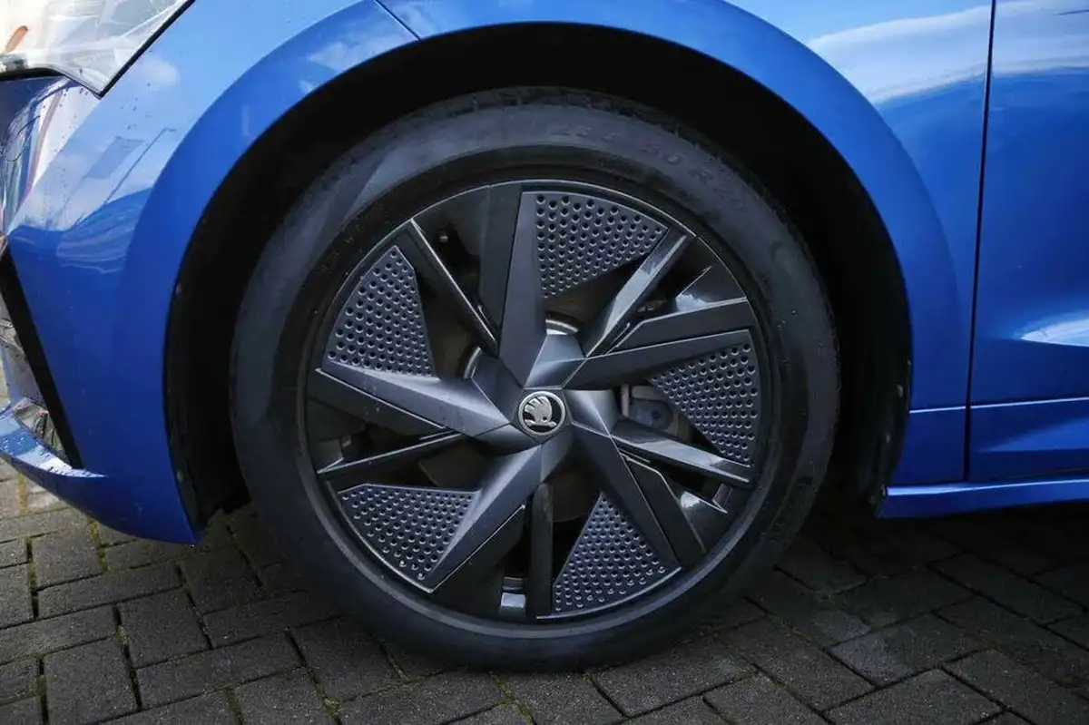 2023-skoda-enyaq-e-80-vrs-coupe-big-11