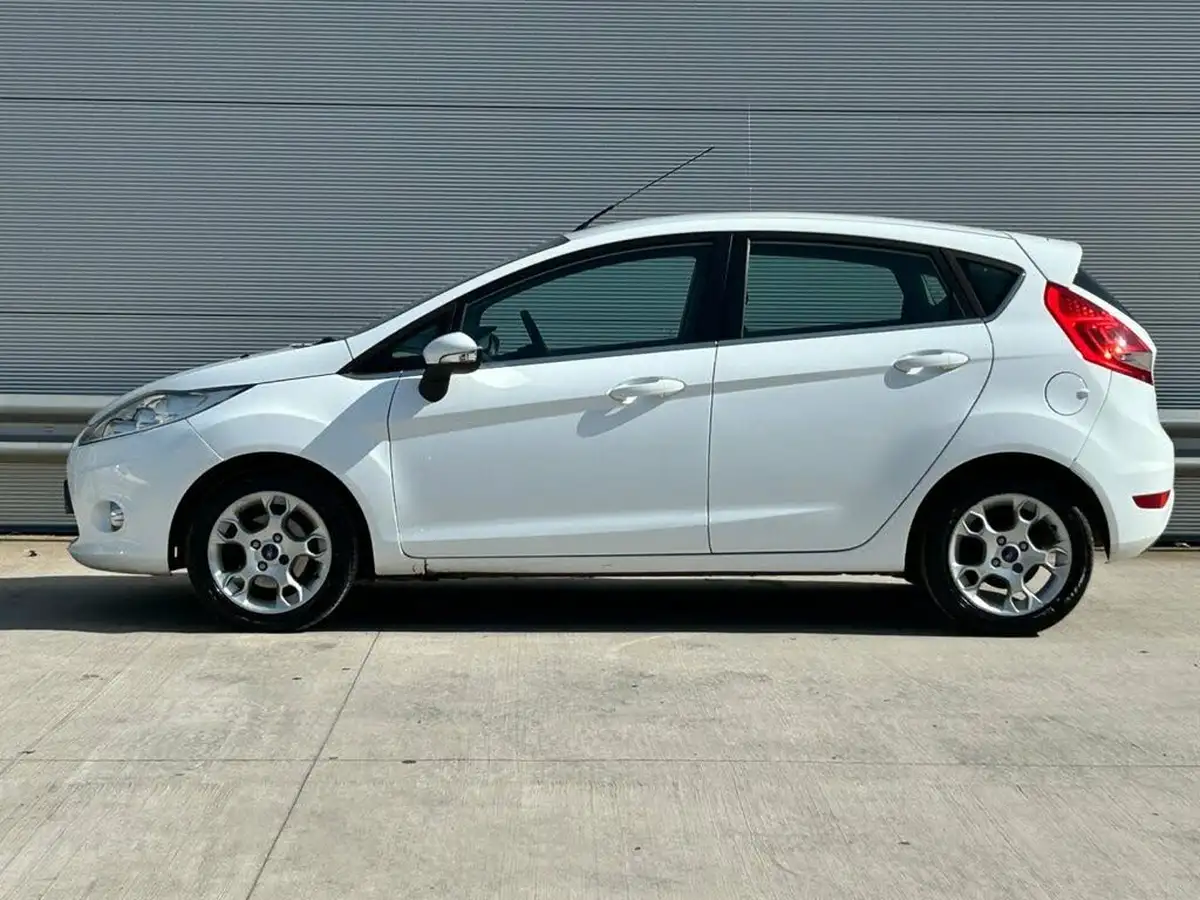 2012-ford-fiesta-14-zetec-5d-big-2