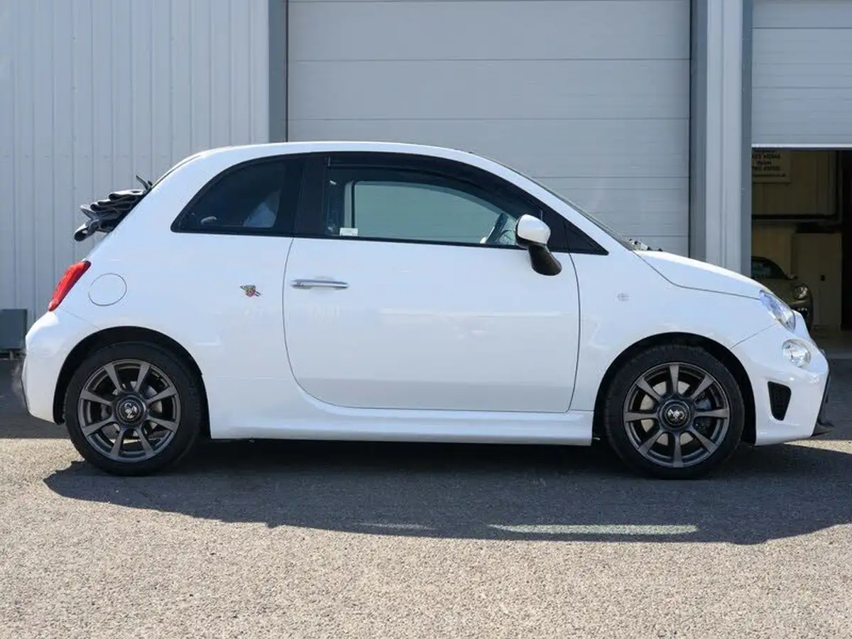 2022-abarth-595c-big-3