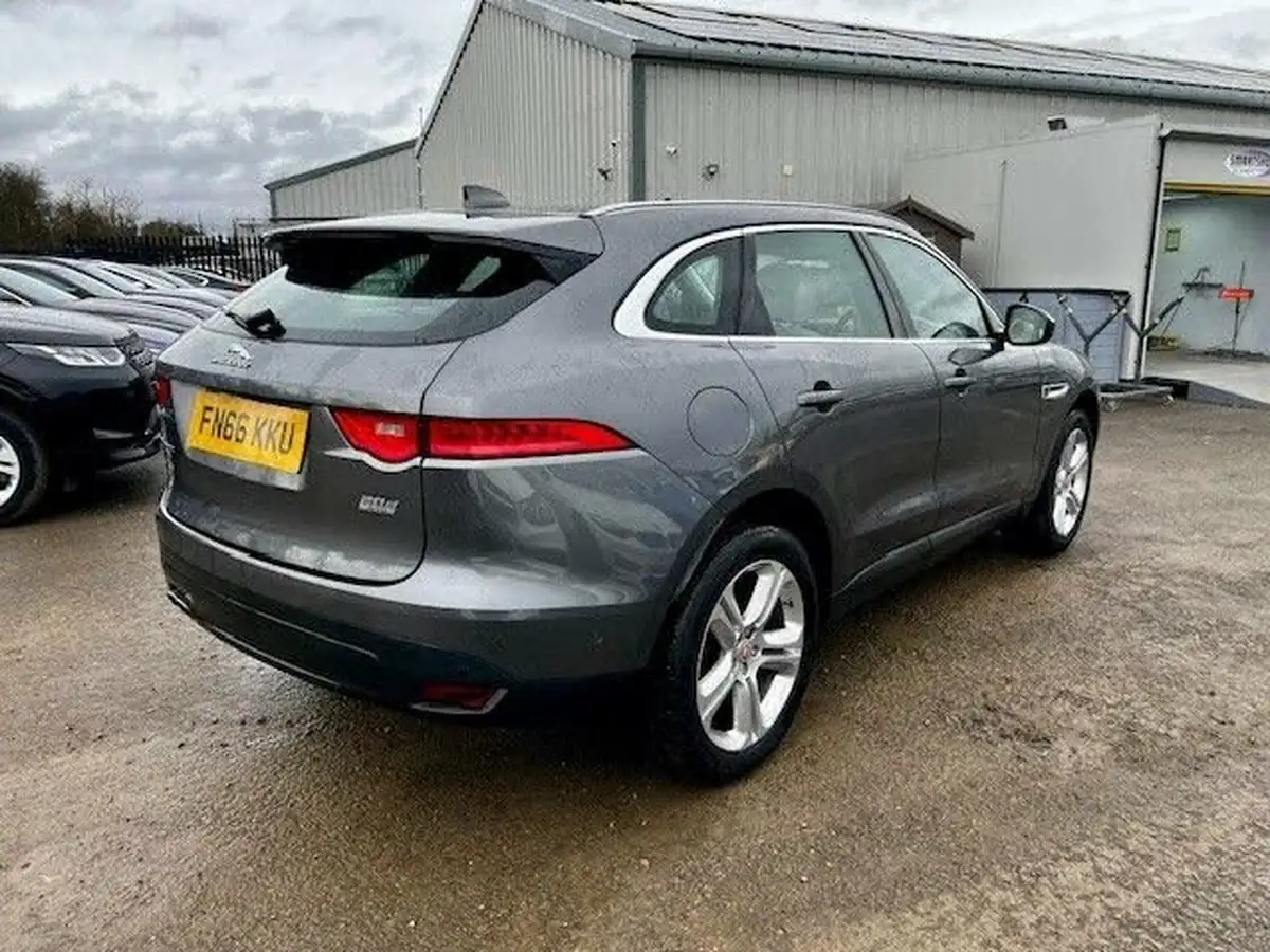 2016-jaguar-f-pace-20-i4d-portfolio-awd-auto-big-3