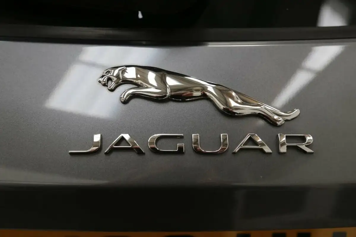 2016-jaguar-f-pace-20-i4d-portfolio-awd-auto-big-27