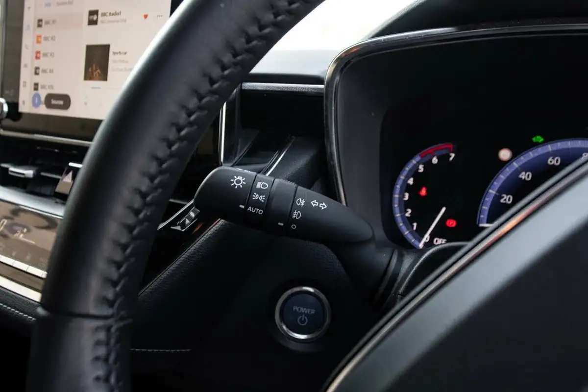 2022-toyota-corolla-18-vvt-i-design-120bhp-trk-hatchback-5d-big-16