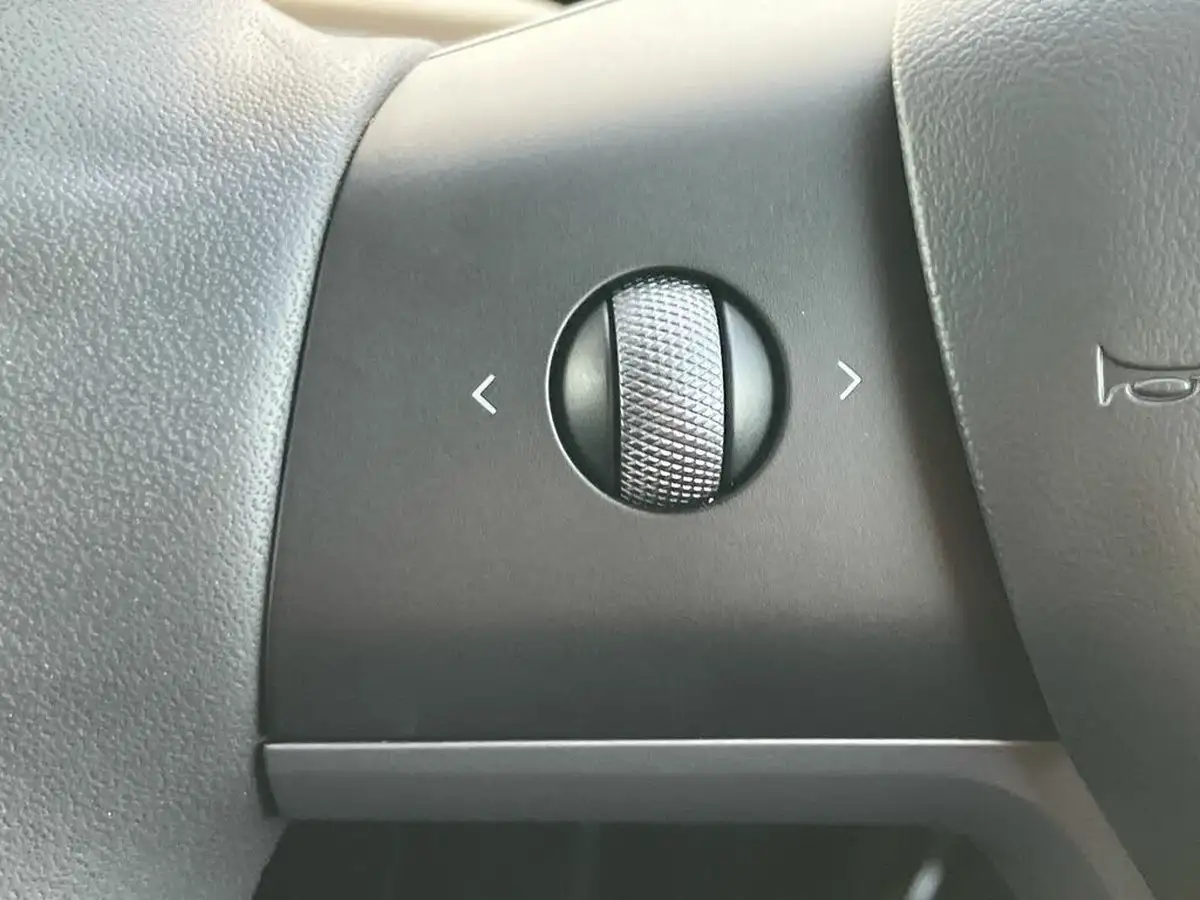 2023-tesla-model-y-e-rwd-big-15
