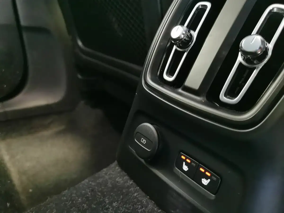 2021-volvo-xc40-15-t5-inscription-262bhp-big-16