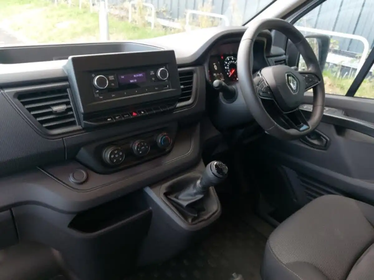 2022-renault-trafic-20dci-ll30-130-business-panel-big-11