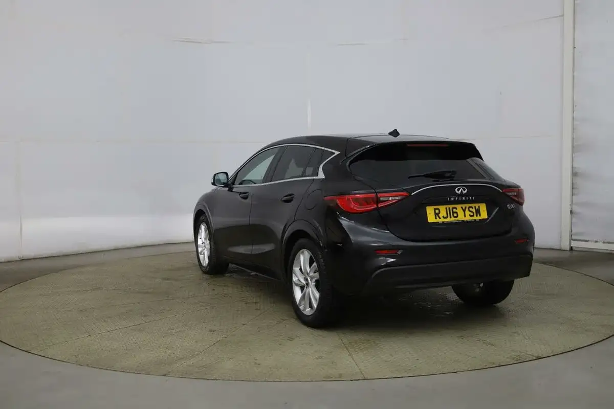 2016-infiniti-q30-15d-business-executive-dct-big-4