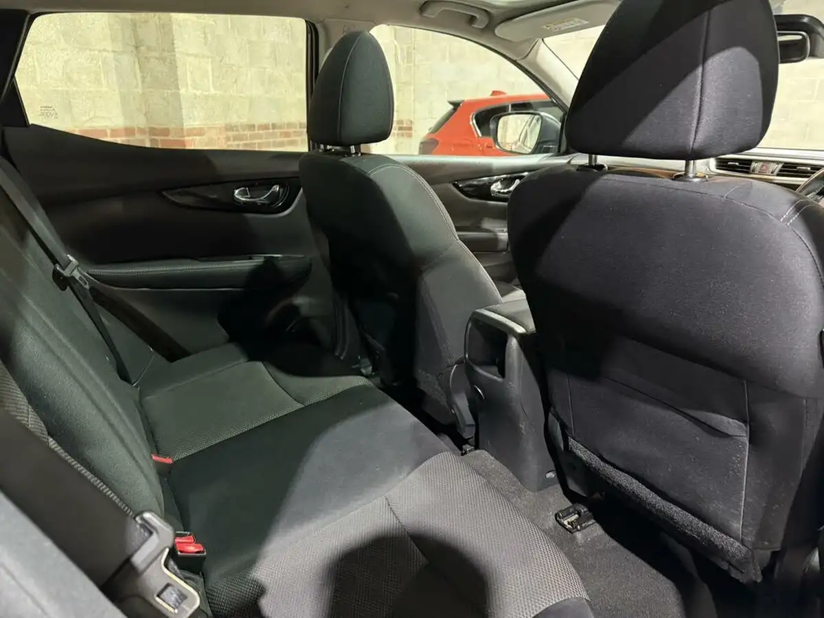 2014-nissan-qashqai-15dci-acenta-premium-big-17