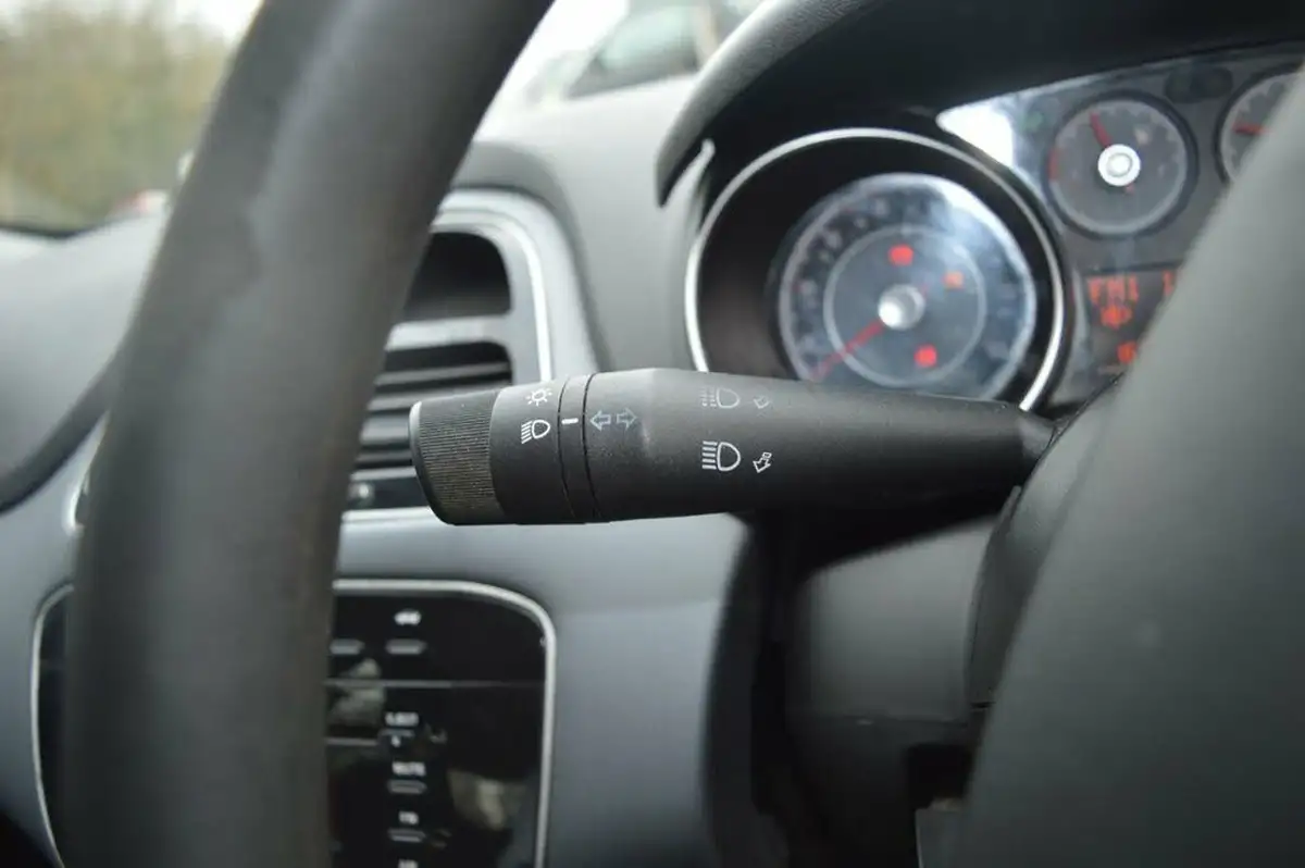 2011-fiat-punto-evo-12-active-5d-big-15