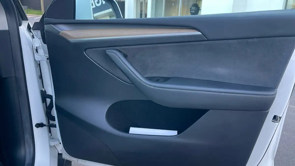 2022-tesla-model-y-e-long-range-big-21