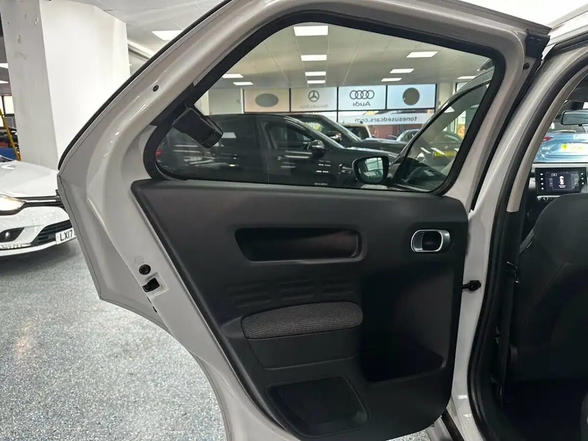 2017-citroen-c4-cactus-12-puretech-w-big-17