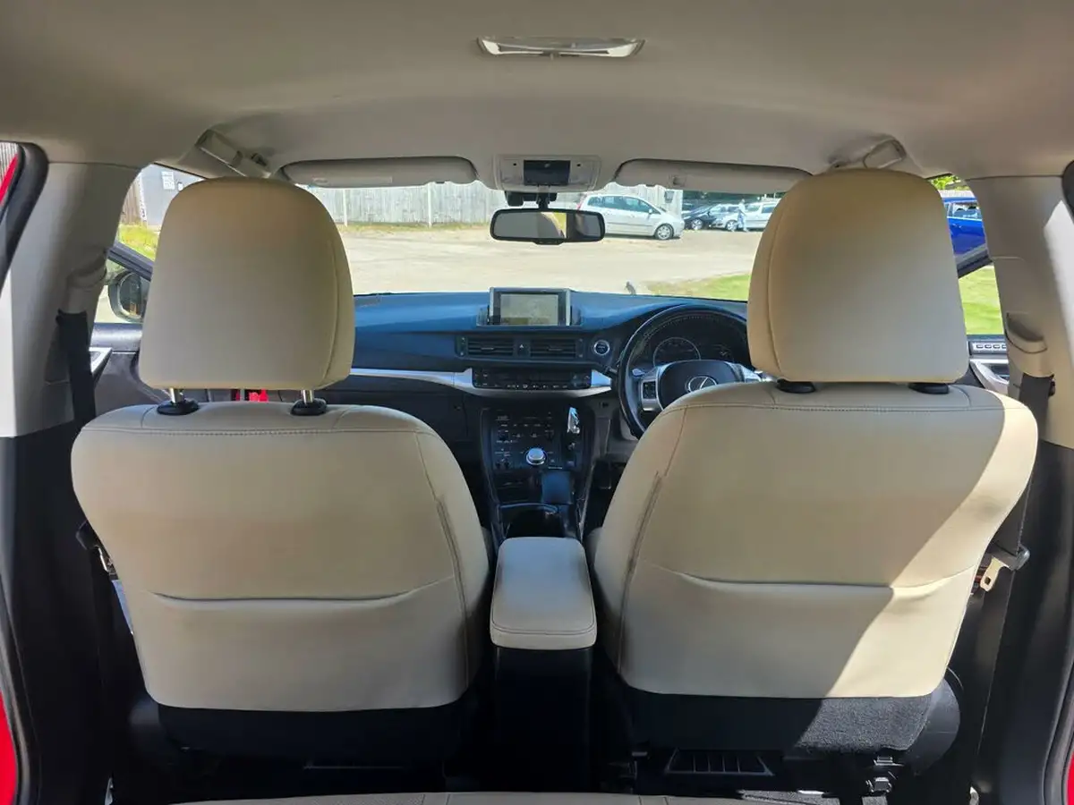 2011-lexus-ct-200h-18-se-l-premier-big-24