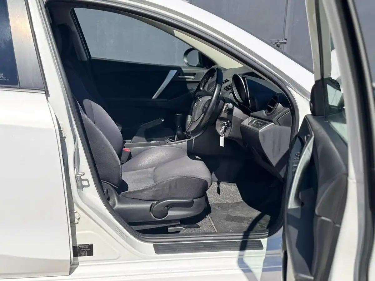 2010-mazda-mazda3-16-takuya-big-23