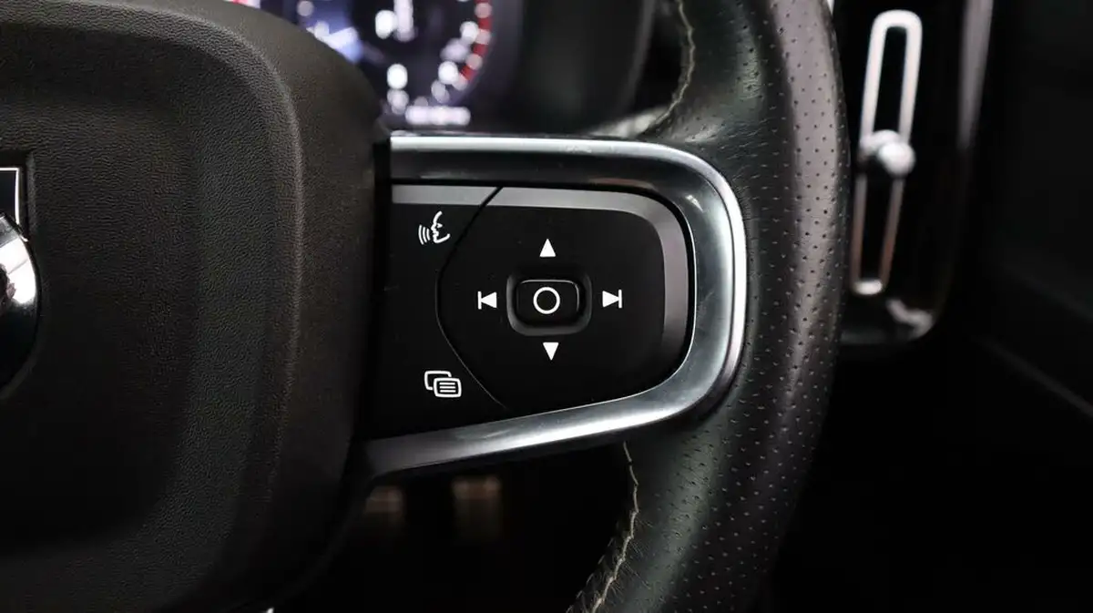 2020-volvo-xc40-20-b5-r-design-pro-big-22