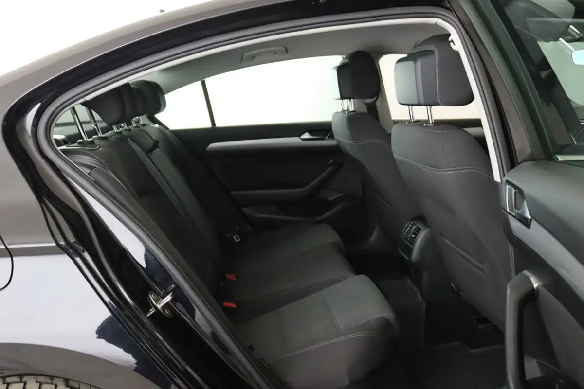 2020-volkswagen-passat-20tdi-se-nav-150ps-saloon-4d-dsg-big-14