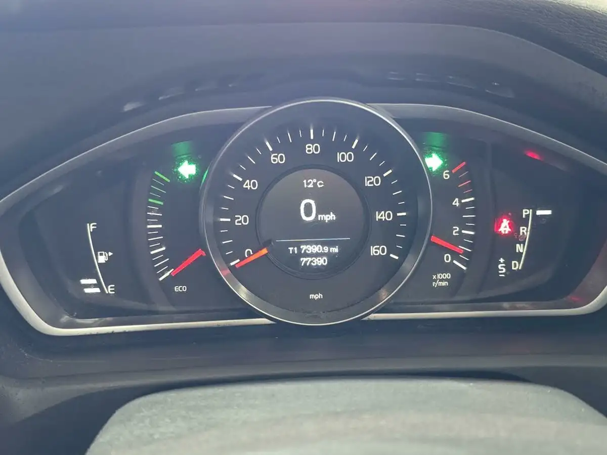 2015-volvo-v40-16td-d2-cross-country-lux-powershift-big-15