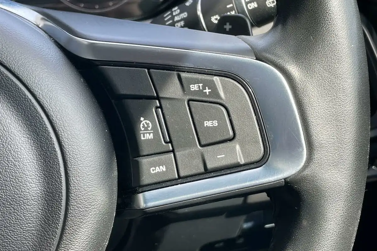 2019-jaguar-e-pace-20-i4d-chequered-flag-150ps-big-42